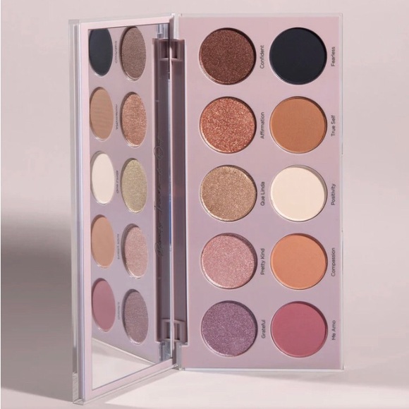 Dominique Cosmetics Essentials Palette - Picture 2 of 5